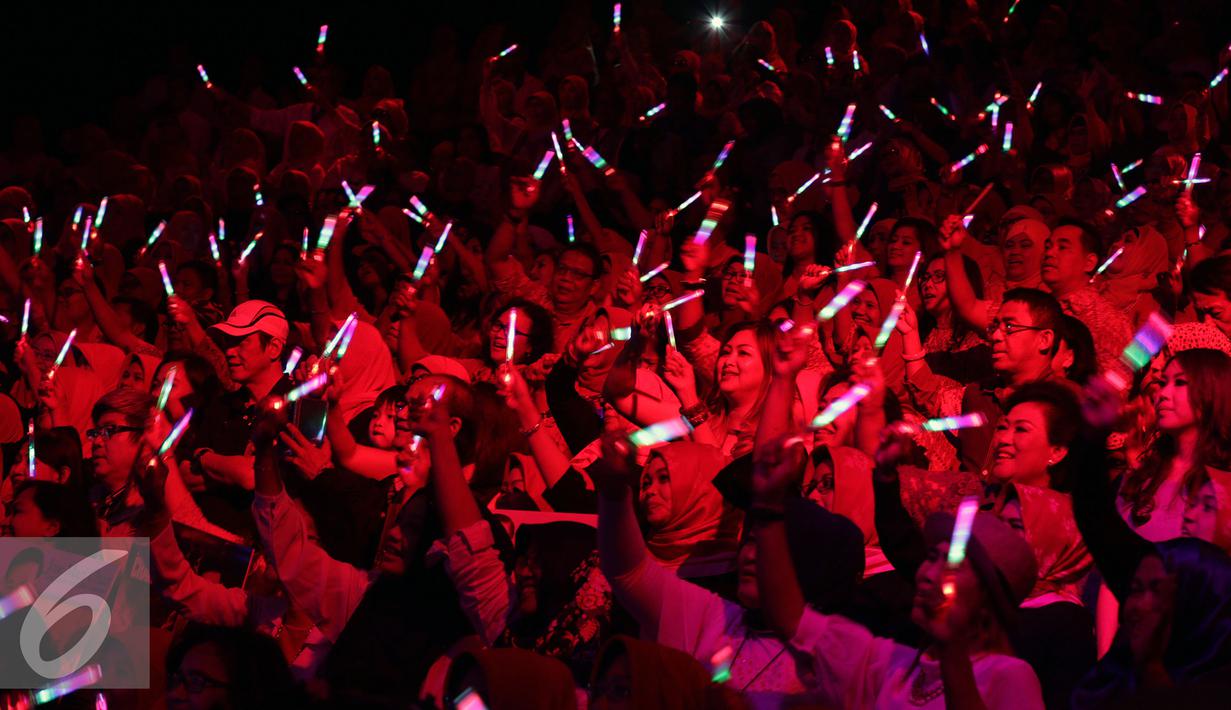 Suasana kemeriahan acara Golden Memories di Studio 5 Indosiar, Jakarta, Jumat (13/01). Golden Memories sendiri adalah program musik yang menyuguhkan lagu-lagu lawas yang baru digelar Indosiar di tahun 2016 lalu. (Liputan6.com/JohanTallo)