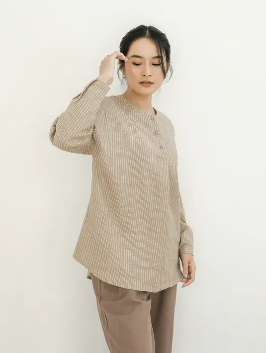 Tampil serba cokelat untuk WFH, kantor kenapa tidak? Warna netral tidak pernah salah. Kamu juga tak perlu repot mix and match, cukup gunakan Serene Top.