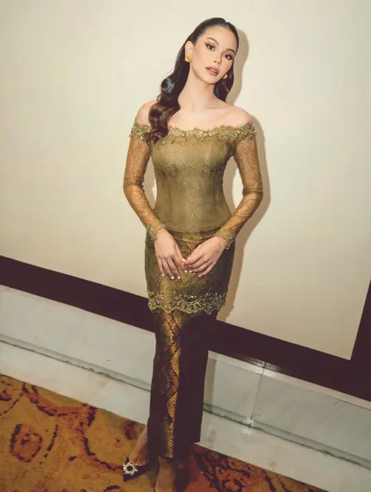 Dengan padanan rok kain tebun, kebaya kurung sabrina memberikan impresi elegan nan glamor. Seperti Alyssa Daguise ini. [@alyssadaguise].