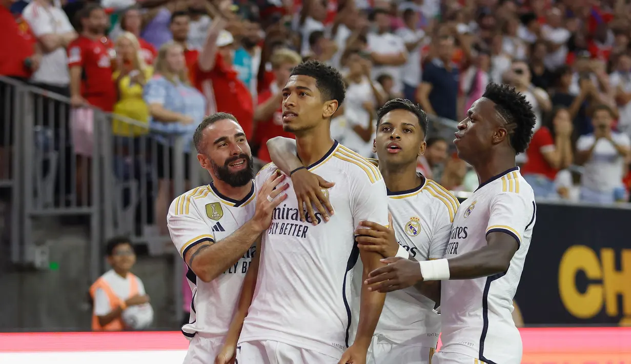 Selebrasi pemain Real Madrid setelah Jude Bellingham (tengah) menjebol gawang MU pada menit ke-6 dalam pertandingan pramusim Soccer Champions Tour 2023 yang berlangsung di NRG Stadium, Houston, Kamis (27/7/23). (AFP/Getty Images/Tim Warner)
