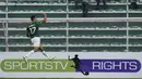 Pemain Bolivia Roberto Fernandez melakukan selebrasi usai mencetak gol ke gawang Paraguay pada pertandingan kualifikasi Piala Dunia 2022 di Stadion Hernando Siles, La Paz, Bolivia, Kamis (14/10/2021). Bolivia menang 4-0. (AP Photo/Juan Karita)