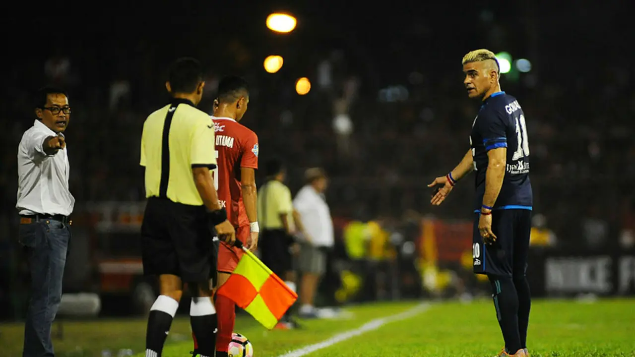 Aji Santoso dan Cristian Gonzales