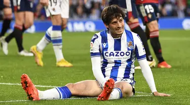 Pemain Real Sociedad David Silva duduk di lapangan saat pertandingan sepak bola Liga Spanyol antara Real Sociedad dan CA Osasuna di Stadion Anoeta, San Sebastian, 31 Desember 2022. Mantan playmaker Manchester City dan Spanyol David Silva mengumumkan pengunduran dirinya pada 27 Juli 2023 setelah mengalami cedera lutut serius pada pekan lalu. (ANDER GILLENEA/AFP)