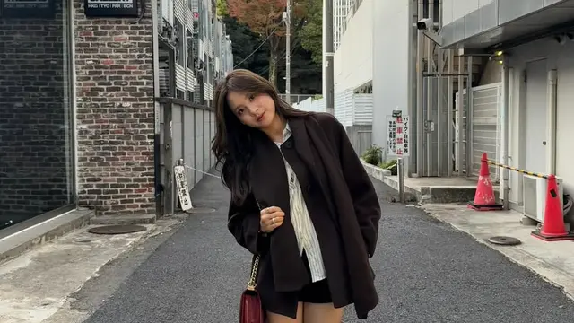 Gaya Layering Manis ala Zee Asadel Saat Liburan Musim Gugur di Jepang