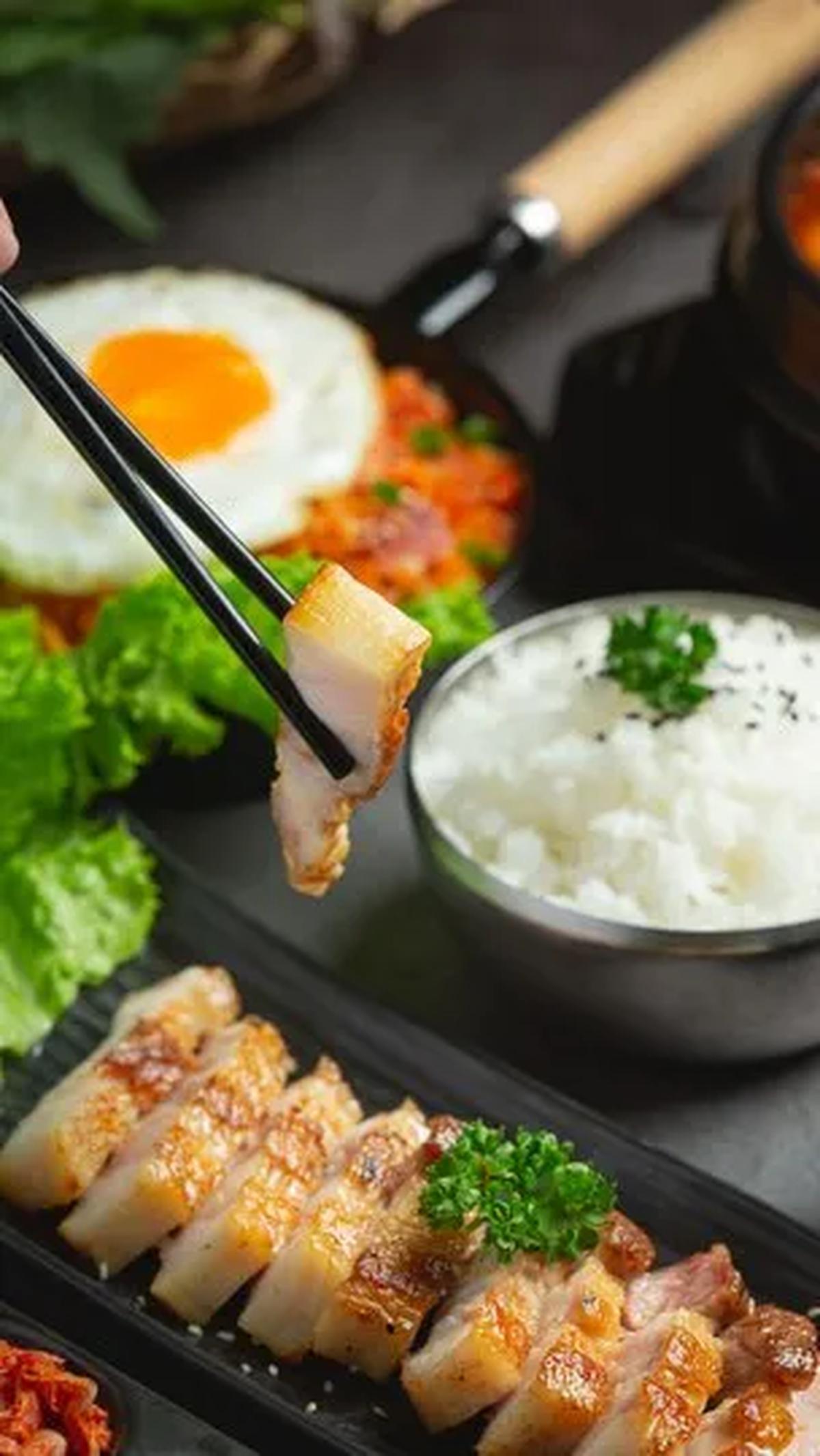 Sebagai penutup, mari kita renungkan kata-kata Weon-ho Yang, seorang ahli kuliner Korea, "Makanan adalah cara kita merayakan hidup dan saling terhubung satu sama lain."