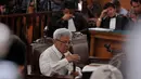Tim kuasa hukum KPK menghadirkan dosen Universitas Padjajaran, Bernard Arif Sidharta untuk menjadi saksi ahli dalam sidang praperadilan Komjen Budi Gunawan (BG) di Pengadilan Negeri Jakarta Selatan, Jumat (13/2/2015). (Liputan6.com/Johan Tallo)
