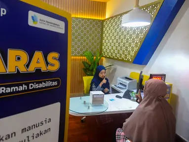 Petugas dengan menggunakan bahasa isyarat melayani wajib pajak penyandang tuna rungu di KPP Pratama, Cilandak, Jakarta Selatan, Rabu (2/10/2024). (merdeka.com/Arie Basuki)