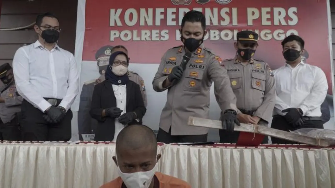 Tersangka JL dihadirkan pada Konfrensi pers Polres Probolinggo beserta barang buktinya. (Istimewa)