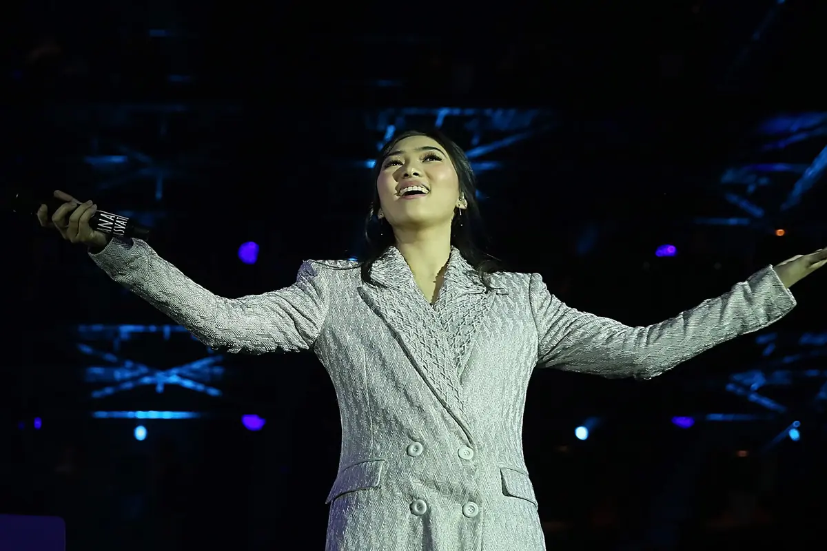 [Bintang] Simak Kekuatan Suara Isyana Sarasvati di Friday Im In Lounge