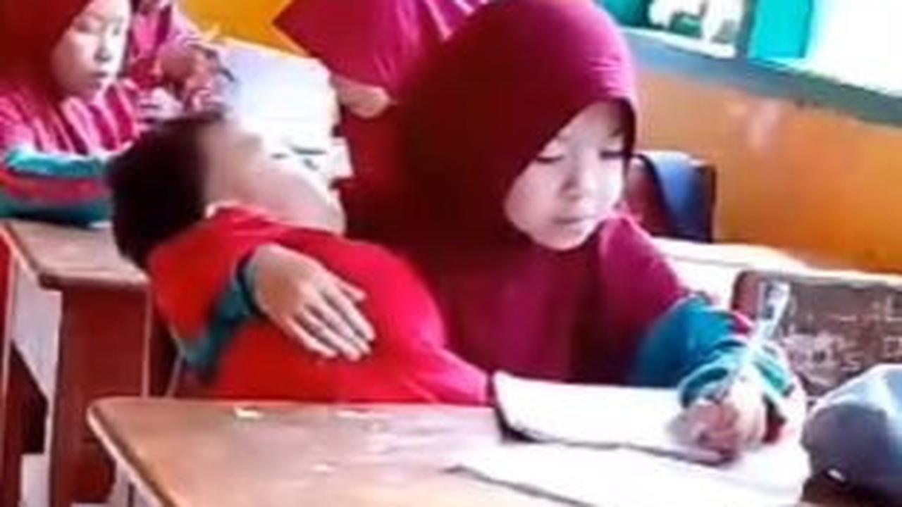Ibunya Sudah Meninggal, Siswi SD ini Rawat Adiknya Hingga Sekolah pun Sambil Menggendongnya