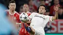 Pemain Bayern Munchen, Robert Lewandowski dan pemain Sevilla, Jesus Navas berebut bola pada laga leg kedua perempat final Liga Champions di Allianz Arena, Kamis (12/4). Bayern Munchen melangkah ke semifinal usai bermain tanpa gol. (AP/Matthias Schrader)