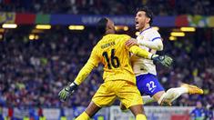 Pemain Prancis, Theo Hernandez dan Mike Maignan melakukan selebrasi setelah menaklukkan Portugal dalam laga 8 besar yang digelar di Volksparkstadion, Hamburg pada Sabtu (6/7/2024).  (Jens Büttner/dpa via AP)