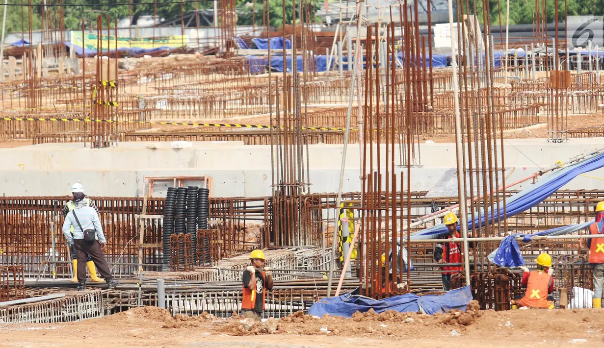 Pekerja merangkai besi untuk pondasi pembangunan depo MRT Lebak Bulus, Jakarta, Senin (19/6). Untuk merealisasikan pembangunan ini, mereka bekerja sama dengan PT Jakarta Propertindo (Jakpro). (Liputan6.com/Angga Yuniar)