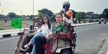 Selesai menghadiri festival film, Tissa Biani dan Dul Jaelani keliling Yogyakarta dengan becak motor. Momen ini juga sekaligus momen Tissa pulang kampung setelah sekian lama. Tiisa senang karena ditemani orang Surabaya (Dul Jaelani). [Instagram/tissabiani]