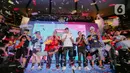 Kiper legendaris Manchester United, Peter Schmeichel, foto bersama fans saat menghadiri acara Vidio Premier League Festival di Cilandak Town Square, Jakarta, Sabtu (5/8/2023). (Liputan6.com/Faizal Fanani)