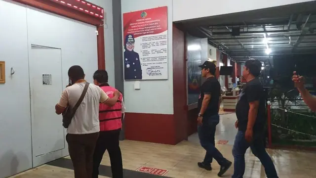 Usai menangkap Jentang di Jakarta, tim tabur Kejagung serahkan proses hukum Jentang ke Kejati Sulsel (Liputan6.com/ Eka Hakim)