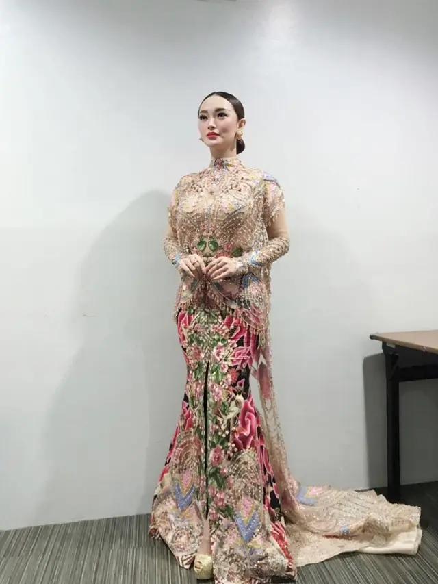 7 Potret Zaskia Gotik Saat Pakai Kebaya, Tampil Anggun dan Memesona