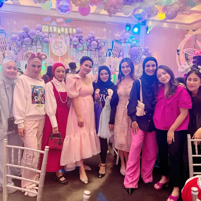 8 Gaya Selvi Ananda, Geng Cendol, hingga Aaliyah Massaid di Pesta Ulang Tahun Bertema Disney Princess Anak dr. Feni Nugraha