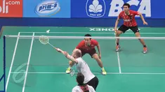 Ganda putra Inggris, Andrew Ellis/Peter Mills mengembalikan kok ke arah pasangan Hendra/Ahsan di BCA Indonesia Open Superseries Premier 2015 di Istora Senayan, Jakarta, Rabu, (3/6/2015). Hendra/Ahsan menang 21-13 21-13. (Liputan6.com/Herman Zakharia)