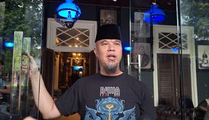 Ahmad Dhani akan menikahkan putranya, El Rumi, tahun depan. Ia membocorkan tak akan ada ngunduh mantu dalam pernikahan El dengan Syifa Hadju.