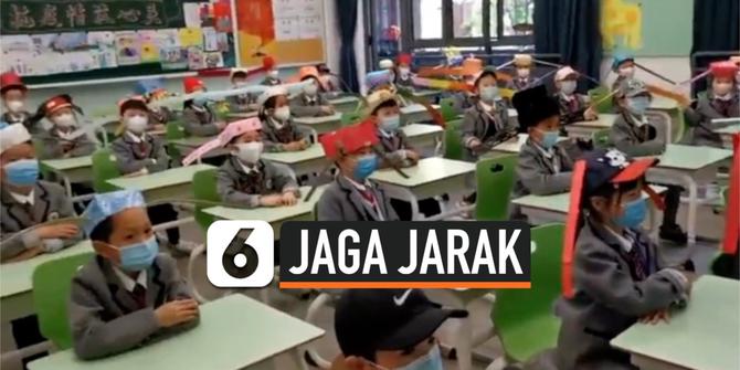 VIDEO: Jaga Jarak, Murid SD Pakai Topi Selebar 1 Meter Saat Belajar