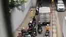 Petugas Bina Marga mengatur arus lalu lintas yang terjebak kemacetan akibat penutup selokan ambles di kolong Manggarai, Jakarta, Kamis (14/3). Penutup selokan tersebut kembali ambles meski sudah diperbaiki berkali-kali. (merdeka.com/Iqbal Nugroho)