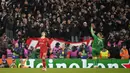 Kiper Paris Saint-Germain, Gianluigi Donnarumma melakukan selebrasi setelah menggagalkan tendangan penalti pemain Liverpool, Curtis Jones dalam laga leg kedua Liga Inggris 2024/2025 di Anfield, Inggris, Rabu (12/03/2025) WIB.