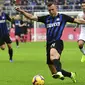 Gelandang Inter Milan, Ivan Perisic, menggiring bola saat melawan Cagliari pada laga Serie A Italia di Stadion San Siro, Milan, Sabtu (3/11). Inter menang 5-0 atas Cagliari. (AFP/Miguel Medina)