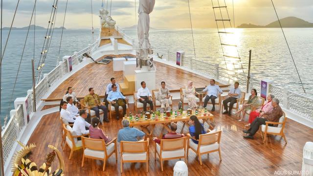 Presiden RI Joko Widodo mengajak para pemimpin ASEAN menikmati suasana matahari tenggelam dari atas kapal pinisi di perairan Pelabuhan Labuan Bajo, Manggarai Barat, Nusa Tenggara Timur, Rabu (10/5/2023). (Foto: Agus Suparto/Istana Presiden)