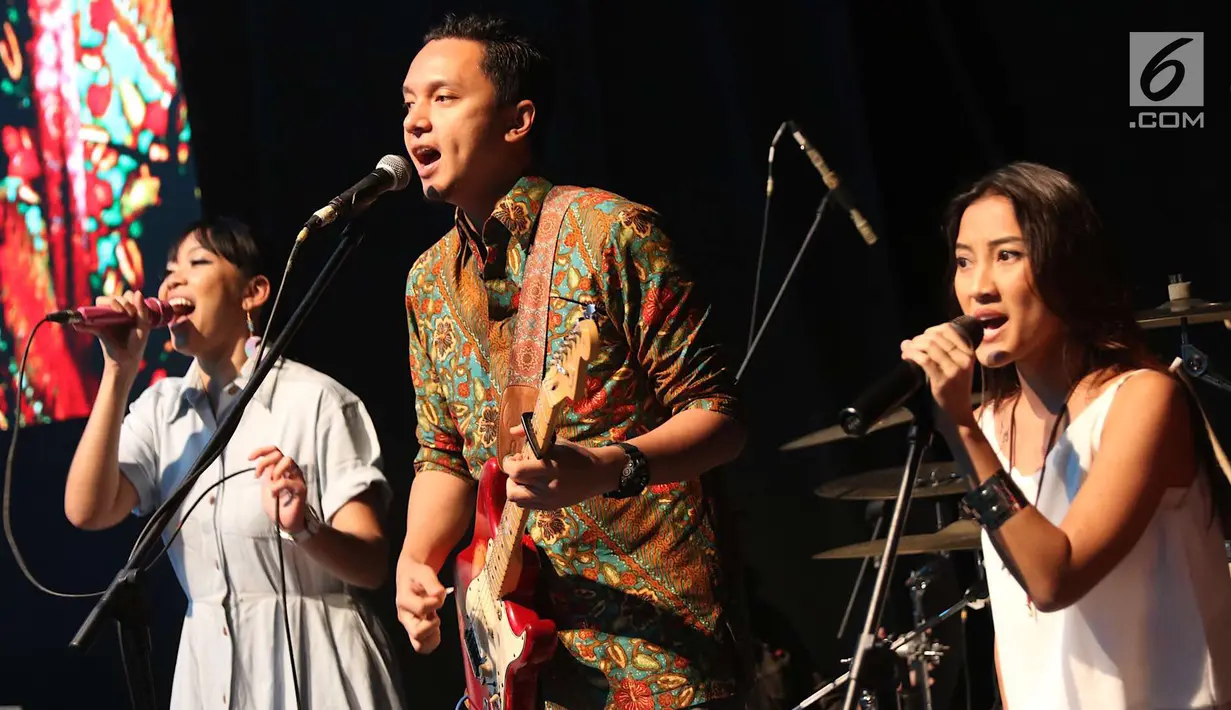 Grup musik Barasuara mengibur penonton saat tampil dalam acara XYZ Day 2018 di Jakarta, Rabu (25/4). PT Liputan Enam Dot Com dan PT KapanLagi Dot Com Networks, bersatu menjadi KapanLagi Youniverse (KLY). (Liputan6.com/Immanuel Antonius)