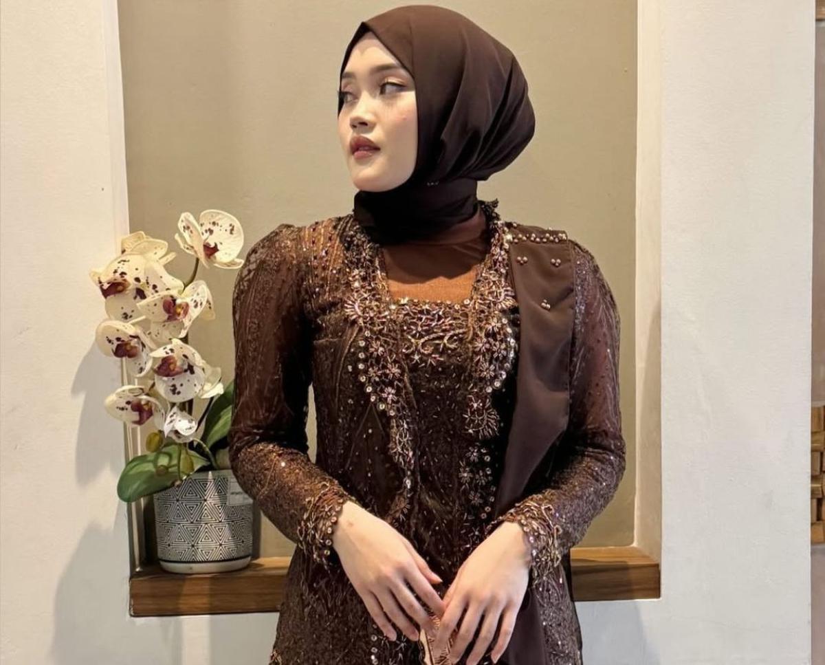 Elegan dalam Kebaya Cokelat, Putri Delina Tampil Memesona di Tasyakuran Mahalini