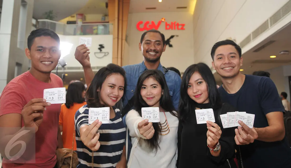 Sejumlah peserta menunjukan tiket yang telah disediakan panitia di CGV Blitz, Bandung, Minggu (7/8). Cinemaholic dan Panasonic Vierra gelar nonton bareng Rebel's Team. (Liputan6.com/Gempu M Surya)