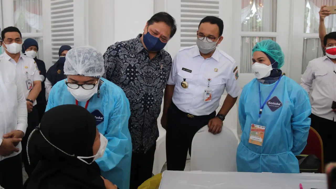 Menko Airlangga menyapa secara langsung dan virtual ibu-ibu yang sedang bersiap untuk divaksin