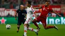 Penyerang Benfica, Jonas (kiri) berusaha membawa bola dari kejaran gelandang Muenchen, Arturo Vidal pada leg pertama liga champions di Allianz Arena, Munich, Jerman, (6/4). Muenchen menang tipis atas Benfica dengan skor 1-0. (REUTERS/Michael Dalder)