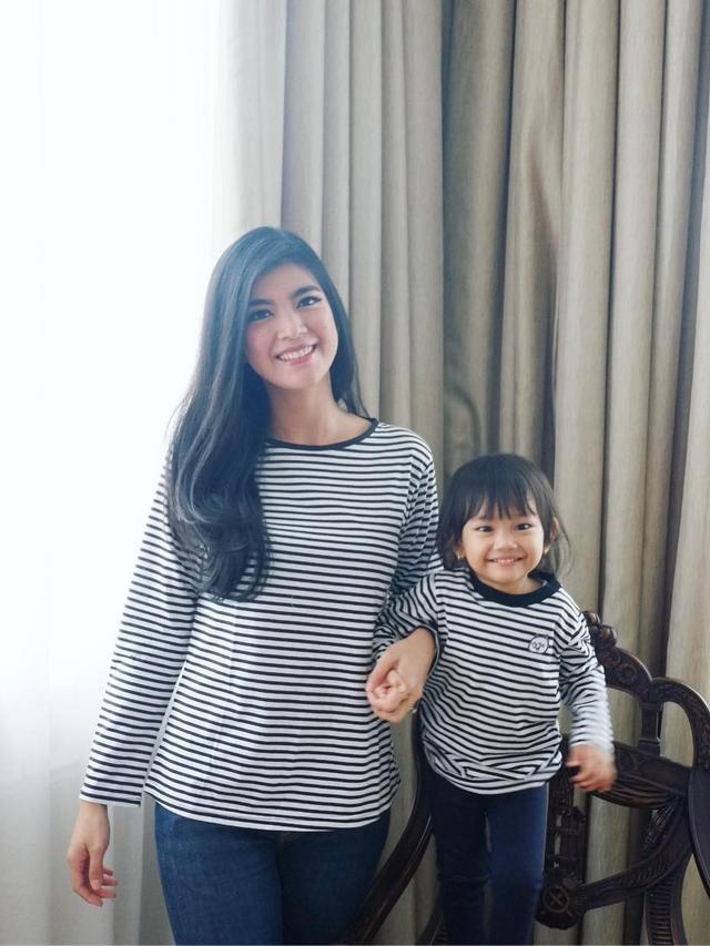 7 Gaya Raya Kohandi dan Putrinya Pakai Baju Kembar Ini Stylish Banget