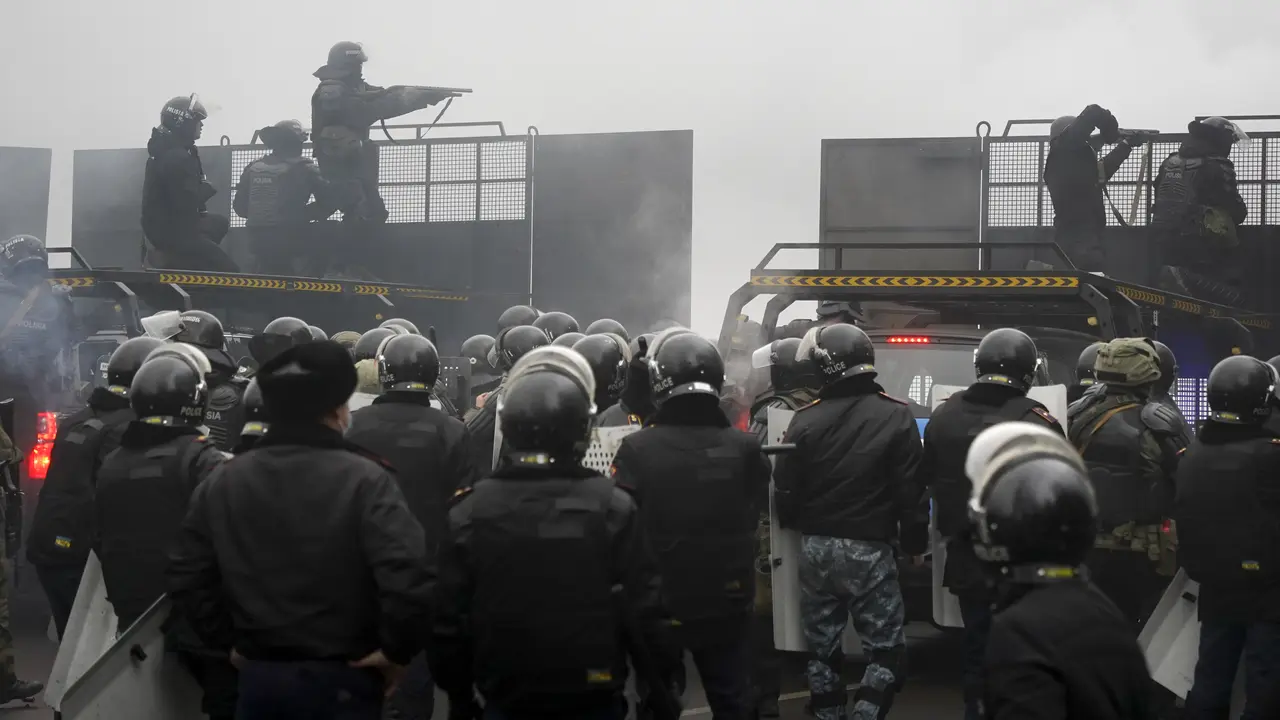 Bentrokan Polisi dan Demonstran di Kazakhstan
