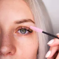 Ilustrasi Penggunaan Maskara Credit: freepik.com