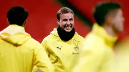Gelandang Borussia Dortmund, Mario Goetze(tengah) tersenyum saat mengikuti sesi latihan tim di Stadion Wembley di London, Inggris (12/2). Dortmund akan bertanding melawan Tottenham Hotspur pada babak 16 besar Liga Champions. (AP Photo/Frank Augstein)
