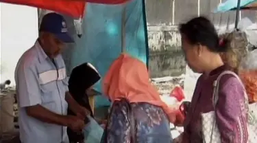 Puluhan pemudik yang berasal dari luar kota Surabaya yang baru saja melewati jembatan Suramadu memadati sejumlah lapak penjualan ikan Asap.