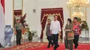 Presiden Joko Widodo berbincang dengan Ketua Umum PDI Perjuangan Megawati Soekarnoputri di Istana Merdeka, Jakarta, (24/10/2015 Kedua pihak menyinggung masalah politik luar negeri sebelum Jokowi bertolak ke Amerika Serikat. (Liputan6.com/ Faizal Fanani)