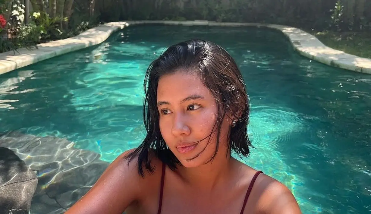 Saat berlibur ke Pulau Dewata lalu, pemain penyalin cahaya ini memamerkan potret dinya berenang tanpa makeup. Telihat sangat glowing, ya! [@shenacinnamon]