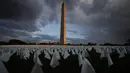 Bendera putih dipajang untuk mengenang orang AS yang meninggal karena COVID-19 dalam instalasi seni sementara seniman Suzanne Brennan Firstenberg 'Di Amerika: Ingat' di National Mall, Washington, AS, Jumat (17/9/2021). Instalasi terdiri dari lebih dari 630.000 bendera. (AP Photo/Brynn Anderson)