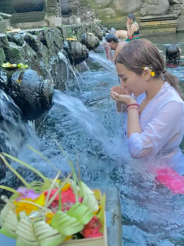7 Potret Cupi Cupita Jalani Ritual Melukat di Bali, Penuh Khidmat