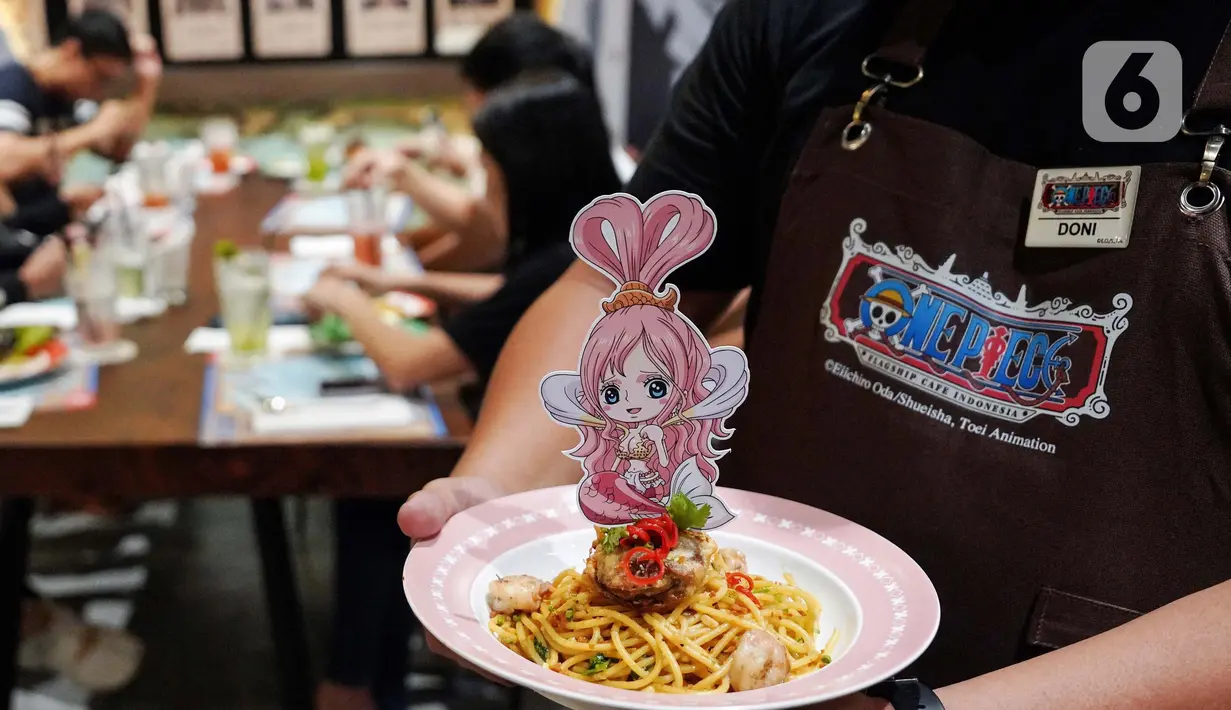 Pengunjung menikmati menu makanan ala serial animasi asal Jepang One Piece di Senayan Park Jakarta, Sabtu (23/11/2024). (Liputan6.com/Angga Yuniar)