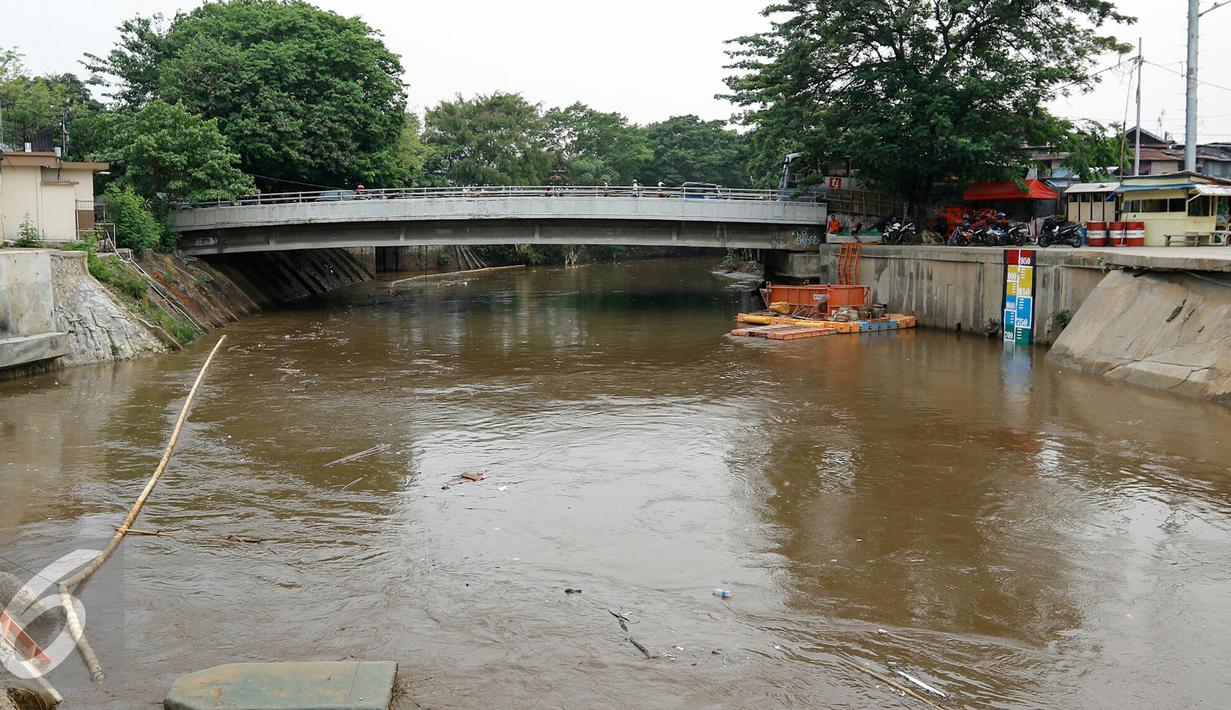 Pintu Air Manggarai, Jakarta, bersiap menerima kiriman air dari Bendungan Katulampa, Bogor, menyusul hujan sejak siang hingga malam hari pada hari Minggu (8/11/2015) kemarin, Jakarta, Senin (9/11/2015). (Liputan6.com/Yoppy Renato)