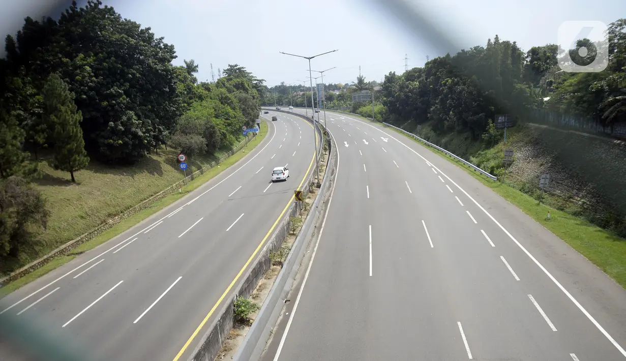 Kendaraan melintasi Jalan Tol BSD-Jakarta yang terlihat lengang di Bintaro, Tangerang Selatan, Rabu (22/4/2020). Sejak pemberlakuan PSBB untuk memutus penularan COVID-19 di wilayah Jakarta dan sekitarnya, aktivitas kendaraan menurun hingga 35 persen. (merdeka.com/Dwi Narwoko)