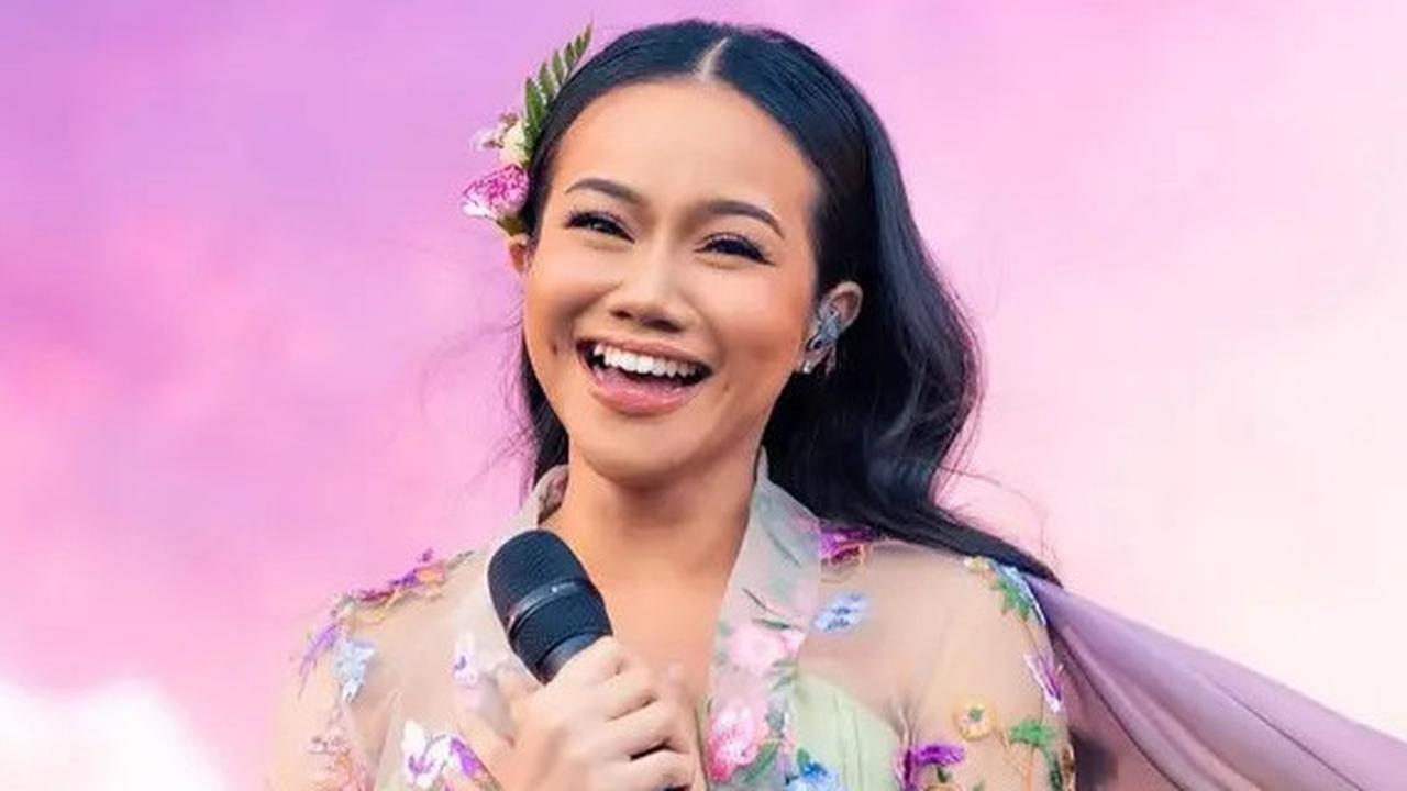 Potret Cantik Yura Yunita dalam Balutan Kebaya Jarik yang Mewah nan Anggun
