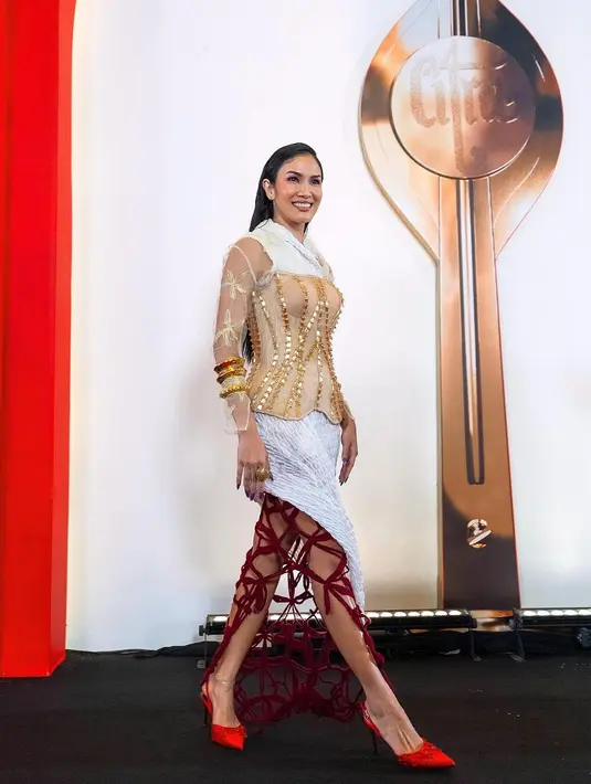 Di acara Festival Film Indonesia 2023, Aulia Sarah tampil slay dengan outfit edgy. Kebaya dipadu dress dan skirt tiga nuansa; putih, emas, dan merah menyatu dengan sempurna dikenakan Aulia. Ia padukan penampilannya dengan kitten heels merah. [Foto: Instagram/owliasarah]