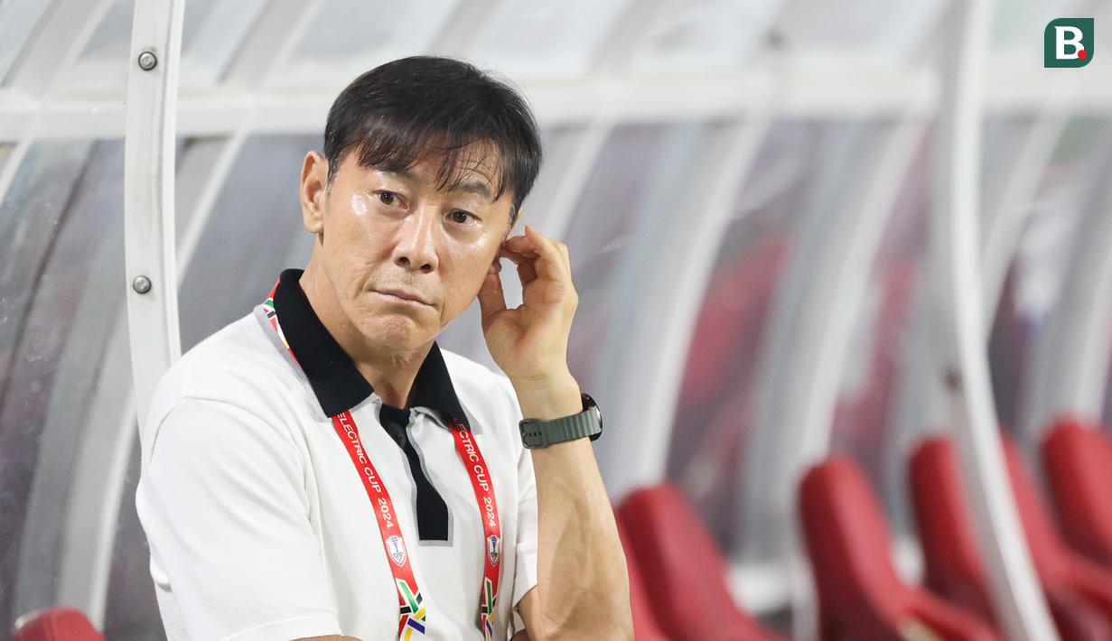 Pelatih Timnas Indonesia, Shin Tae-yong, dalam duel vesus Laos pada laga lanjutan Grup B Piala AFF 2024 di Stadion Manahan, Solo, Kamis (12/12/2024) malam WIB. (Bola.com/Abdul Aziz)