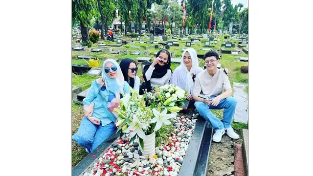 Ziarah Bareng, Ini 6 Potret Pertemuan Angelina Sondakh dan Reza Artamevia